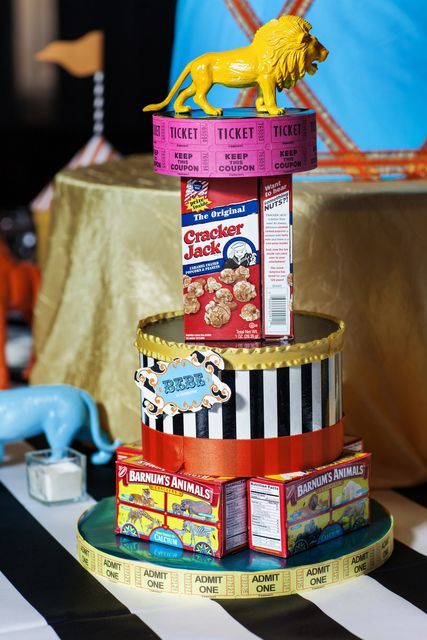 Circus Centerpieces Ideas, Carnival Centerpiece, Circus Centerpieces, Carnival Baby Showers, Vintage Circus Party, Circus Carnival Party, Under The Big Top, Circus Theme Party, Carnival Themed Party