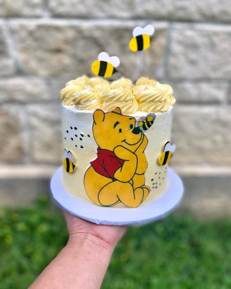 Winnie The Pooh First Birthday Cake Smash, Winnie The Pooh Number Cake, Small Winnie The Pooh Cake, Winnie The Pooh Smash Cake 1st Birthdays, Winnie The Pooh Cake Ideas, Winnie The Pooh Smash Cake, Winnie Pooh Cake, Winnie The Pooh Birthday Cake, Bolo Snoopy