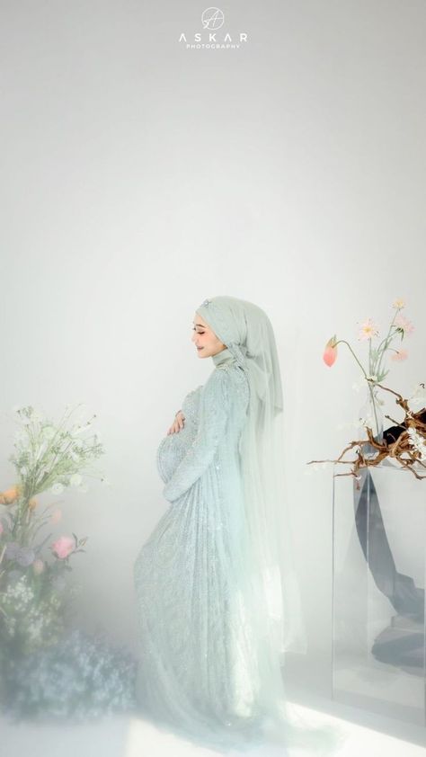 Maternity Photo Shoot Ideas Hijab, Hijab Maternity Photography, Maternity Shoot Hijab Studio, Muslim Maternity Photoshoot, Maternity Shoot Dresses, Mommy Daughter Photoshoot, Maternity Shoot Outfit, Maternity Studio Photoshoot, Maternity Dresses Photography