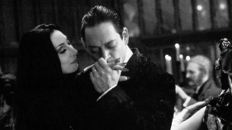 Gomez E Morticia, Morticia And Gomez Aesthetic, The Addams Family Aesthetic, Wattpad Lifestyle, Tarah Dewitt, Thing Addams, Vampire Couple, Morticia And Gomez, Gothic Couple