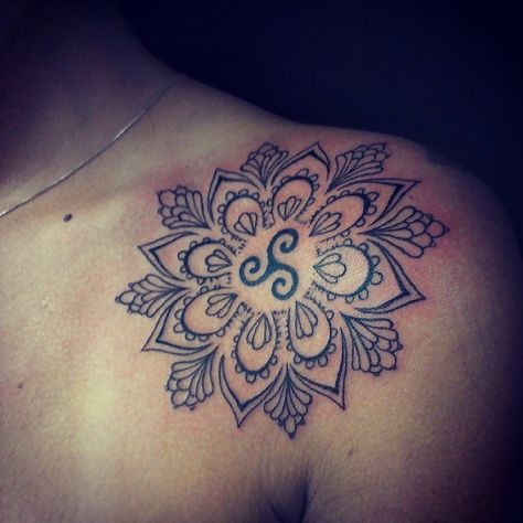 Love this mandala tattoo.  I would get my kids initials in the middle. Top Of Shoulder Tattoo, Mandala Tattoo Shoulder, Mandala Tattoo Sleeve, Tattoo Mandala, Tattoos Skull, Mandalas Painting, Mandalas Drawing, Celtic Tattoos, Mandalas Design