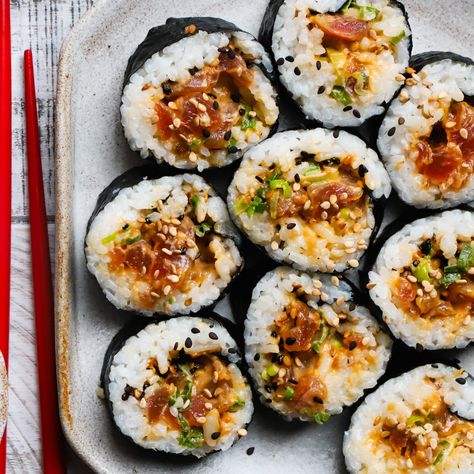 Spicy Tuna Sushi Rolls, Spicy Tuna Sushi, Resep Sushi, Tuna Sushi Rolls, Sushi Recipes Homemade, Sushi Roll Recipes, Tuna Sushi, Spicy Tuna Roll, Japanese Desserts