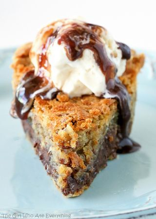 Chocolate Chip Pie | The Girl Who Ate Everything | Bloglovin’ Dessert Thanksgiving, Chocolate Chip Cookie Pie, Chocolate Chip Pie, The Girl Who Ate Everything, Pie Easy, Nice Recipes, Kolaci I Torte, Chocolate Pie, Favorite Pie