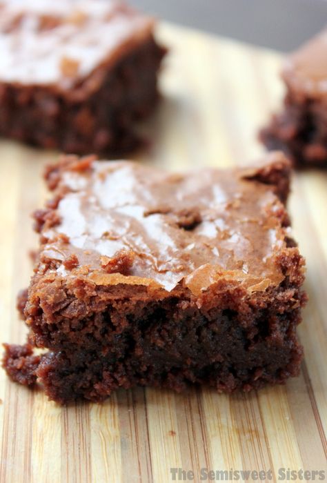 The New York Times Best Chewy Fudgy Brownie Recipe! 3 Ingredient Brownies, 4 Ingredient Desserts, Ree Drummond Recipes, Mason Jar Desserts, Zucchini Brownies, Resep Brownies, Fudgy Brownie Recipe, Nutella Brownies, Fudgy Brownie