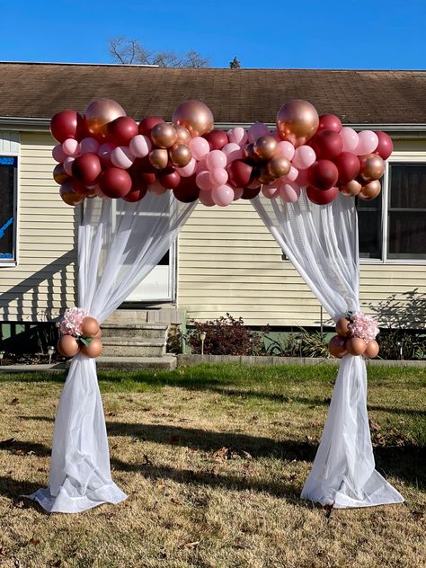 Balloon Gate, Graduation Photo Booth, Gate Decoration, Arch Decoration, Diy Balloon Decorations, Baby Blessing, Balloon Diy, Simple Mehndi Designs, Backdrop Decorations