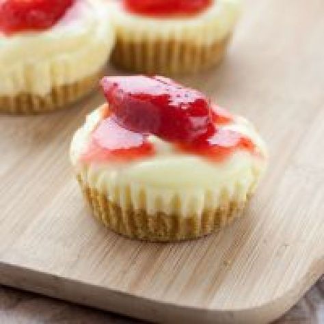 No-Bake Strawberry Cheesecake Bites تشيز كيك بالفراولة, Mini Strawberry Cheesecake, Mini Cheesecakes Easy, Trim Healthy Mama Dessert, Strawberry Cheesecake Bites, Strawberry Cheesecake Recipe, Mini Cheesecake Recipes, Postre Keto, Cheesecake Mini