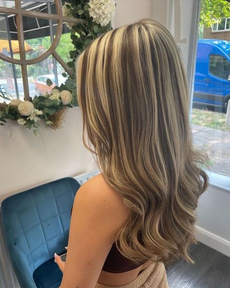 Cute Haircuts And Dye, Brown And Blonde Hairstyles, Brown Hair With A Lot Of Blonde, Hair Color Ideas Latinas, Brown Hair With Bleached Highlights, Thicker Highlights, Curly Hair Highlights Blonde, Mechas Chunky, Natural Hair Colors