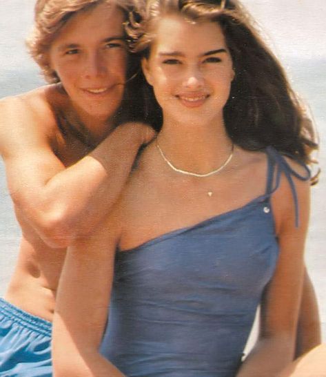 Christopher Atkins and Brooke Shields on the set of "The Blue Lagoon" in Fiji, 1979. Brooke Shields Young Aesthetic, Young Brooke Shields, Blue Lagoon Movie, Christopher Atkins, Brooke Shields Young, Brooke Shields, Elle Fanning, Pretty Eyes, Blue Lagoon