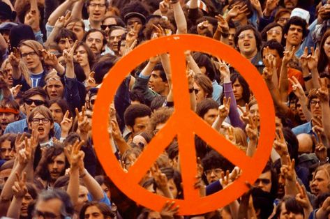 30 Color Photographs of Anti-Vietnam War Protests in the U.S From the 1960s and Early 1970s ~ vintage everyday Hippie Movement, Hippie Aesthetic, Hippie Culture, Give Peace A Chance, Protest Signs, Hippie Life, Peace Signs, I'm With The Band, Hippie Art