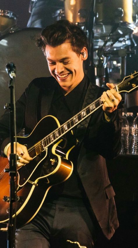 Harry Styles Wallpaper Iphone, Harry Styles Vogue, Harry Styles Singing, 2017 Wallpaper, Harry Styles Lockscreen, Guitar Posters, Harry Styles Live, Harry Styles Wallpaper, Harry Styles Photos