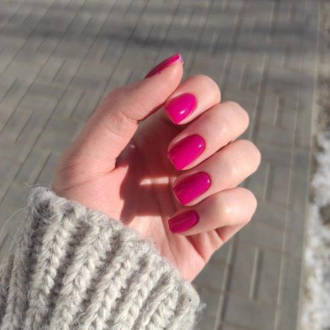 Pink Nails for Winter 2023-2024 18 Ideas - women-club.online Short Fuschia Nails, Dark Pink Nails Ideas, Fusia Pink Nails Short, Bright Pink Nails Short, Pink Nails For Winter, Cerise Pink Nails, Fushia Nail Color, Bright Pink Nail Ideas, Raspberry Pink Nails