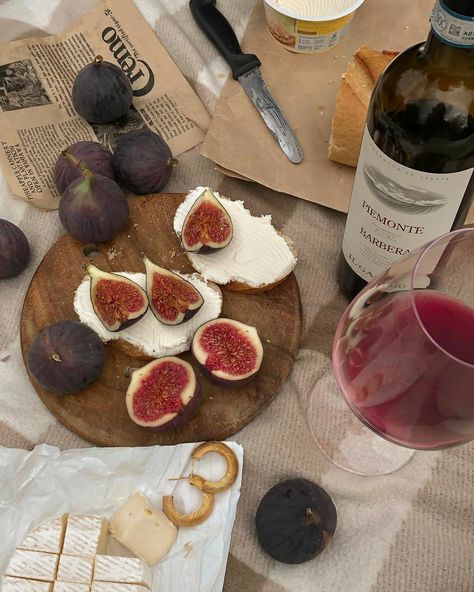 Figs Breakfast, Breakfast Pictures, Thought Daughter, Picnic Aesthetic, Food Critic, Food Lifestyle, Autumn Vibes, Wine And Dine, Beautiful Food