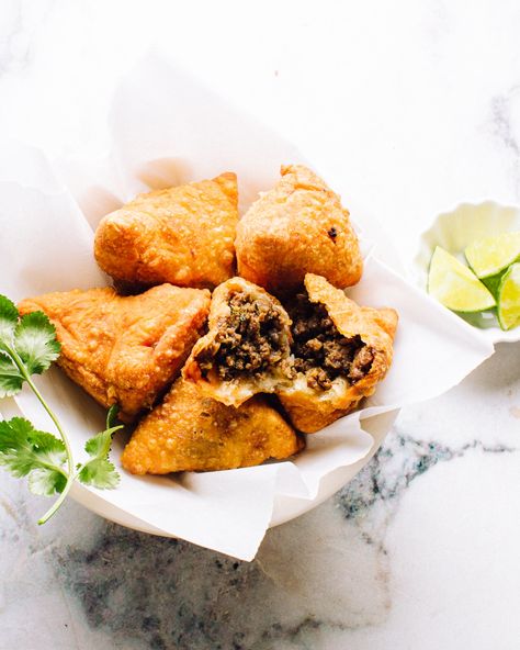 You wouldn't guess my samosa dough recipe can be mixed with 4 basic ingredients. It is so easy to make your homemade samosa dough. Samosa Dough Recipe, Samosa Dough, Beef Samosa Recipe, Samosa Filling, Beef Samosa, East Indian Food, Chicken Korma Recipe, Brunch Sides, Samosa Recipe