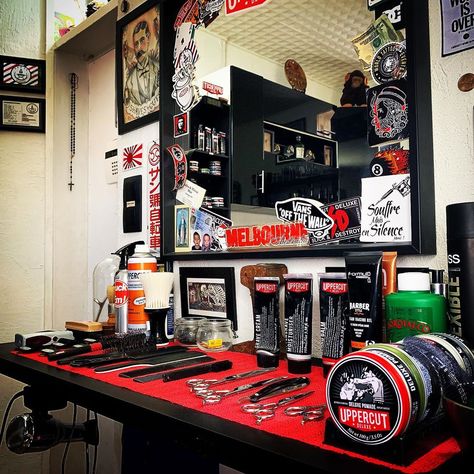 Barber Station Setup, Barber Stations Ideas, Barber Setup, Barber Van, Barber Aesthetic, Barber Inspiration, Old School Barber, Tattoo Room, Barber Design