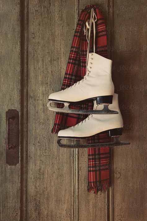 Ice skates with plaid scarf hanging on door Vintage Ice Skates Decoration, Ice Skate Decor, Ice Skates Christmas Decoration, Ice Skates Decor, Vintage Ice Skates, Winter Collage, Winter Skating, Ski House Decor, Vintage Ice Skating