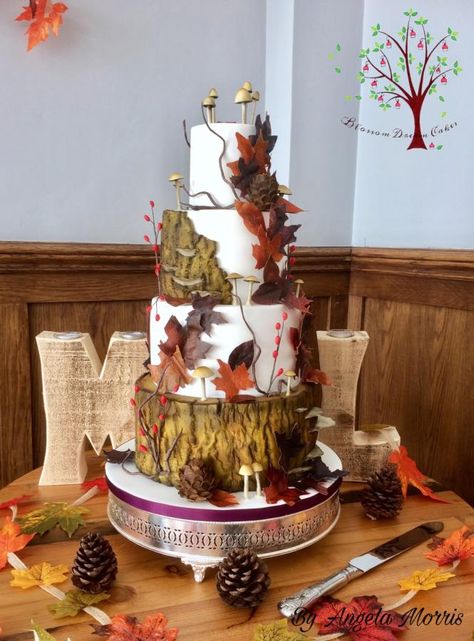 Autumn Wedding by Blossom Dream Cakes - Angela Morris Enchanted Forest Cake, Wedding Cake Forest, Woodland Wedding Cake, Super Torte, Nature Cake, Greenery Flowers, Woodland Cake, Wedding Cake Ideas, Cupcakes Decorados