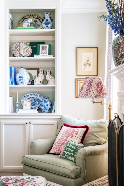 Tour A Grandmillennial Home Bursting with Chintz and Charm - The Glam Pad Grandmillenial Mantle, Grand Millennial Kitchen Decor, Grandma Millennial Style, Clustering Decor, Eclectic Grandma Decor, Grandmellinial Living Room, Grand Millennial Art, Grand Millennial Fall Decor, Colorful Traditional Home Decor