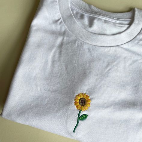 Embroidery On Tshirt, Petal Embroidery, Embroidery Sunflower, Sunflower T Shirt, Embroidery Napkins, Sunflower Embroidery, T Shirt Embroidery, Typography Tshirt Design, Clothes Embroidery Diy