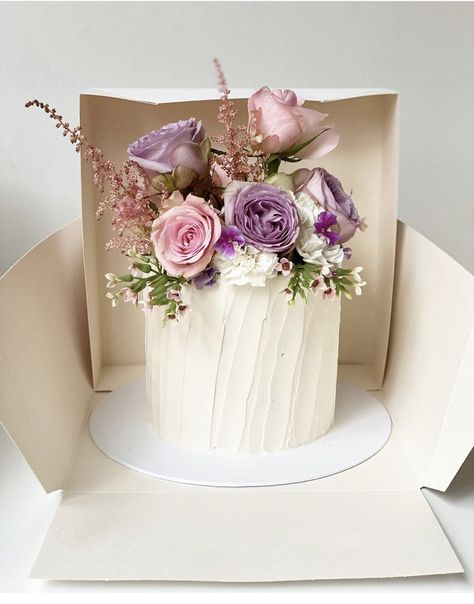 Buttercream Cake With Fresh Flowers, Flower Arrangement Cake, Birthday Cake With Purple Flowers, Fresh Flower Cake Design, Garden Party Cake Ideas, Texture Cake, Engagement Party Cake, Birthday Cake With Flowers, Elegant Birthday Cakes