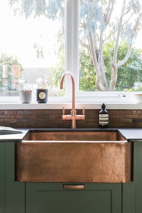 6 Essentials to Choose the Right Size Kitchen Sink | Houzz AU Cool Sinks Kitchen, Large Sinks Kitchen, Island Sink Ideas, Sedona House, Kitchen Sink Sizes, Attic Kitchen, Large Kitchen Sinks, Brass Kitchen Sink, Sink In Island