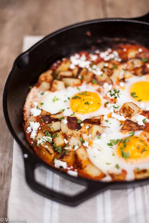 Spanish Hash {Patatas Bravas+Eggs} Eggs Breakfast, Spanish Dishes, Fried Eggs, Baked Eggs, Iron Skillet, Egg Recipes, Yummy Breakfast, I Love Food, Brunch Recipes