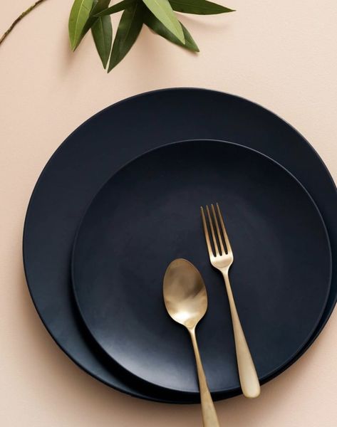 Kitchen Aesthetic Black, Black Kitchen Decor Ideas, Aesthetic Black Kitchen, Black Kitchen Aesthetic, Food Hacks Breakfast, Kitchen Plates Set, Black Kitchen Ideas, Black Tableware, Table Setting Design