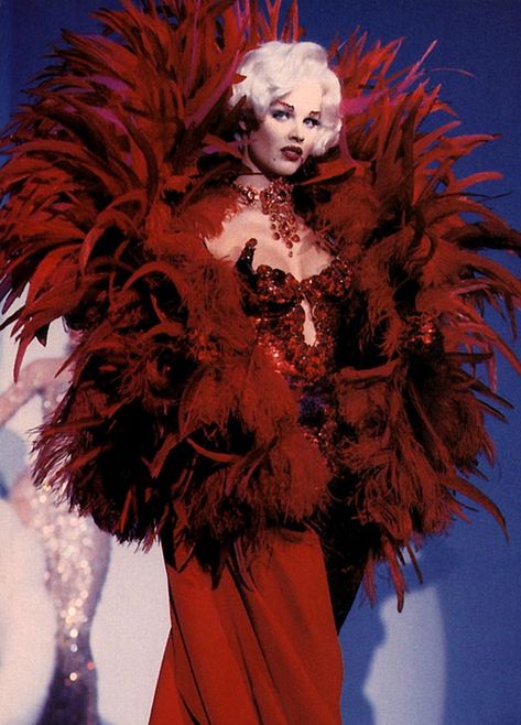 Dress With Feathers, Eva Herzigova, Runway Fashion Couture, Thierry Mugler, Mode Inspo, Soft Grunge, Character Outfits, Looks Style, Costume Design