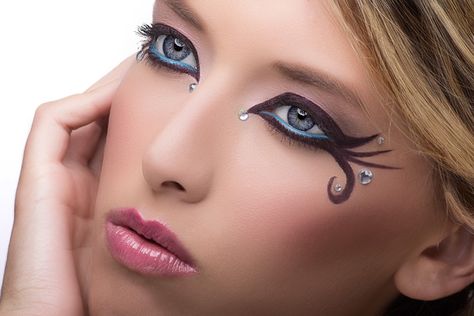 Acrobat circus inspired makeup #boobyball Acrobat Makeup, Acrobat Circus, Circus Acrobat, Circus Makeup, Old Circus, Circus Aesthetic, Carnival Makeup, Makeup Help, Circus Costume