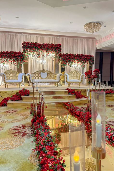 Pakistani Wedding Decoration Barat, Baraat Decor Ideas, Walima Stage Decoration Pakistan, Barat Decor Stage Decorations, Barat Stage Decoration Pakistan, Red Roses Wedding Theme, Baraat Stage, Walima Decoration, Red Flowers Decoration