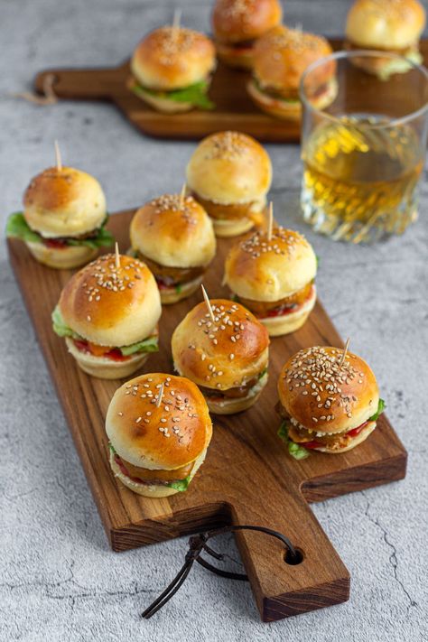 Mini burger apéritif - Amandine Cooking Western Party Foods, Recept Sandwiches, Burger Bread, Mini Cheeseburger, Brunch Burger, Mini Bun, Mini Hamburgers, Mini Burger, Bistro Food