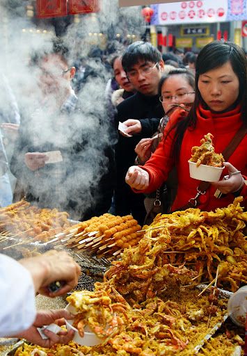 Frittierte Krabben sind ein äußerst beliebter Snack in Shanghai - Street Food in Shanghai, China #fineway #reisen #streetfood #china #individuell Fried Soft Shell Crab, World Street Food, Street Food Market, Travel China, Soft Shell Crab, Asian Street Food, China Food, Best Street Food, Food Tour