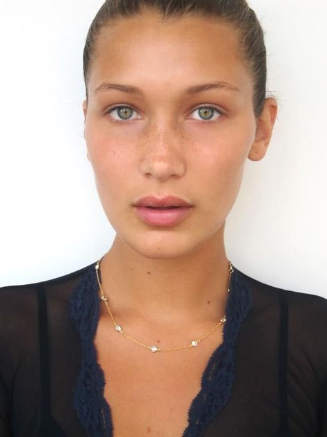 Bella Hadid Bella Hadid Makeup, Models Without Makeup, Hadid Sisters, Tan Face, Bella Hadid Style, Bare Face, Img Models, Hadid Style, Model Inspo