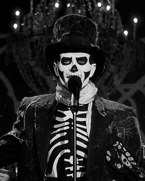 Hocus Pocus (1993) Joseph Malone as the skeleton singer. x Hocus Pocus Costume, Hocus Pocus 1993, Hocus Pocus Movie, Hocus Pocus Party, Best Halloween Movies, Halloween Hocus Pocus, Skeleton Makeup, Halloween 2017, Halloween Movies