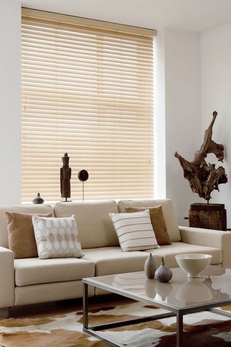 Light maple wood blinds in a cosy beige and brown contemporary living room Living Room Without Curtains, Wood Blinds Living Room, Blinds Living Room, Wood Venetian Blinds, Blinds For Windows Living Rooms, Wooden Window Blinds, Cheap Interior Design, Living Room Blinds, Minimalist Living Room Design