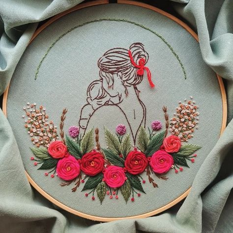 Mother child based on embroidery hoop 💖 . . Decorate your wall with motherchild embroidery hoop 🌸💫 Customisation available in your mindset.. Dm us for order 🎁 . . #motherhood #memorybyembroidery #motherhoodmoments #memorykeeping Family Embroidery Design, Embroidery For Mom, Mother Embroidery, Hoop Art Wall, Embroidery Accessories, Embroidery Hoop Wall, Hoop Embroidery, Mother Child, Hand Embroidery Projects