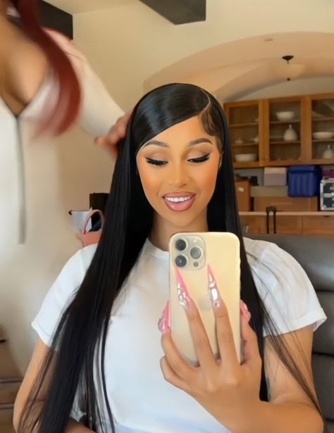 Cardi B Bow Hairstyle, Cardi B Wigs, Cardi B Mirror Selfie, Cardi B Selfie, Cardi B Hair, Cardi B Hairstyles, Female Rap, Glossy Lips Makeup, Braid Videos