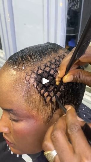 4M views · 38K reactions | Pineapple waves with no net!😍😍 | Pineapple waves with no net!😍😍 Cr:TT@salon.bangus | By Sunber Hair | Facebook Pineapple Waves Short Hair, Pineapple Waves Hairstyle Black Women, Natural Weave Hairstyles, Pineapple Hairstyle, Alopecia Hairstyles, Posture Bra, Short Hair Waves, Natural Hair Twist Out, Brenda Lee