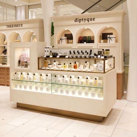 Fragrance Retail, Casa Clean, Retail Store Interior Design, Retail Store Interior, Retail Inspiration, Kiosk Design, Kitchen Pantry Design, Store Interiors, Perfume Store