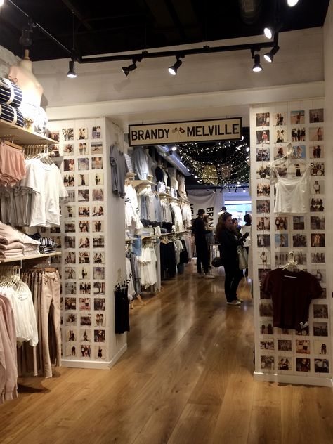 Brandy Melville Inspired Room, Brandy Melville Room Decor, Working At Brandy Melville, Brandy Melville Decor, Brandy Melville Aesthetic Bedroom, Brandy Melville Store Aesthetic, Brandy Melville Bedroom, Brandy Melville Girl Aesthetic, Brandy Melville Room