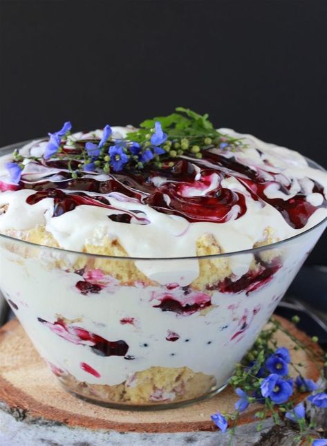 Homemade Blueberry Trifle Recipe Blueberry Trifle Recipe, Dessert To Feed A Crowd, Blueberry Trifle, Blueberry Yum Yum, Trifle Bowl Recipes, Homemade White Cakes, Trifle Cake, English Trifle, Pie Crust Recipe Easy