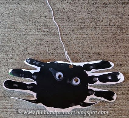 Handprint Spider on a String #Halloween #HandprintHolidays Handprint Spider, Handprint Ideas, Infant Crafts, Halloween Handprint, Mommy Diy, Spider Theme, October Activities, Calendar Art, Fun Halloween Crafts