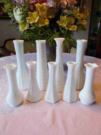 Antique Milk Glass Value Guide for Beginners | Appraising Decorating With Milk Glass, Milk Glass Display, Antique Dishes Collectible, Milk Glass Centerpiece, Corningware Vintage, Milk Glass Wedding, Milk Glass Decor, Antique Booth Ideas, Paper Flower Arrangements