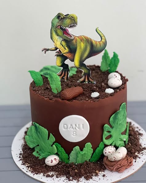 Dinousar Cake Ideas, Dinasour Birthday Ideas Cake, Dino Birthday Cake Simple, Dinasour Cakes Ideas, T-rex Cake, Dort Dinosaurus, Trex Cake Birthday, T Rex Birthday Cake, Velociraptor Cake