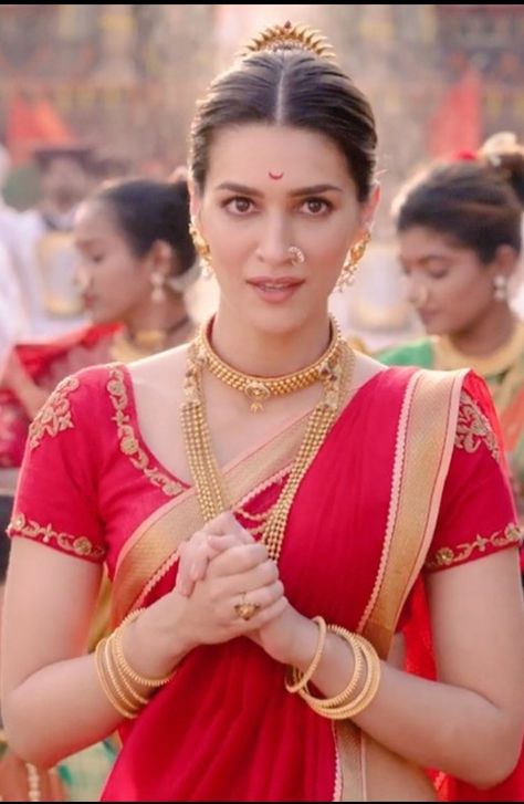 Kriti Sanon Movie Outfits, Panipat Kriti Sanon, Kriti Sanon Photoshoot, Desi Painting, Kriti Sanon Cute, Kriti Sanon Saree, Hot Sarees, Traditional Photoshoot, Kriti Senon