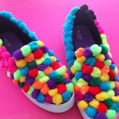 Pompom Shoes, Music Festival Shoes, Pom Pom Fashion, Puff Balls, Funny Shoes, Shoe Makeover, Clown Shoes, Creepers Shoes, Festival Shoes