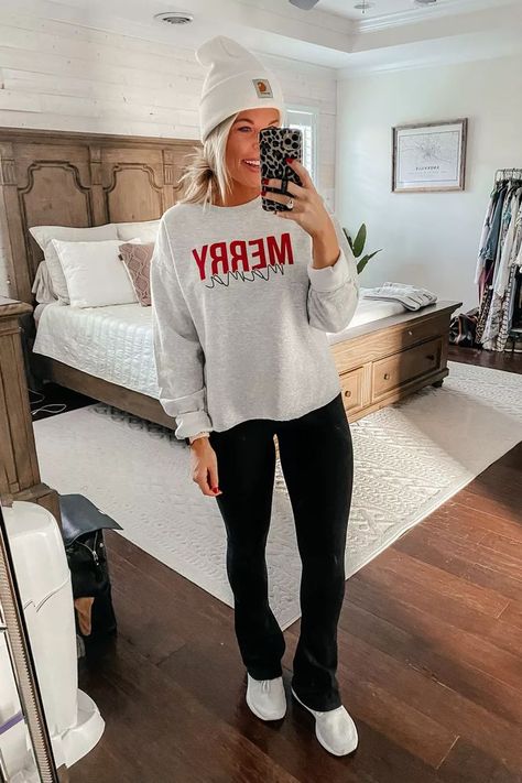 This Mama is MERRY! Merry Sweatshirt Outfit, Christmas Outfit Comfy Casual, Cold Lazy Day Outfit Winter, Lazy Christmas Outfits, Comfy Christmas Outfits Leggings, Comfortable Christmas Outfits Women, Comfortable Christmas Outfits, Cute Football Outfits For Women, Sunday Football Outfit