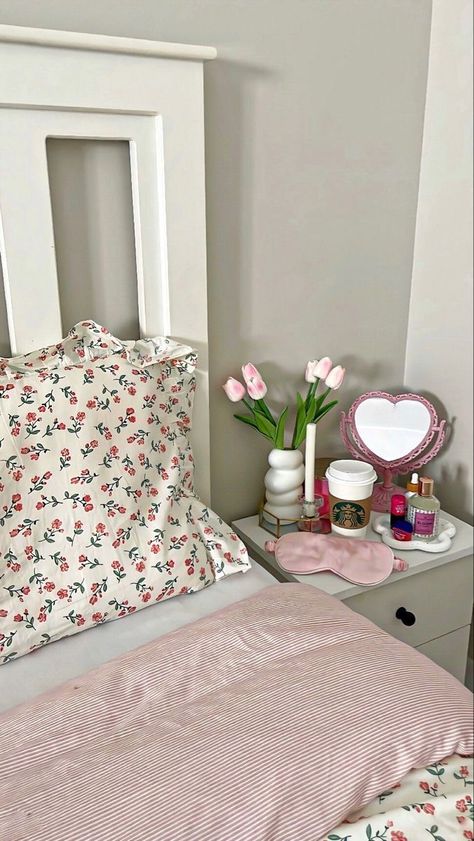 Aesthetic Nightstand Decor, Bedside Table Ideas Decor, Vanity Tables, Dekorasi Kamar Tidur, Pinterest Room Decor, Girly Room, Pretty Room, Dreamy Room, Dream Room Inspiration