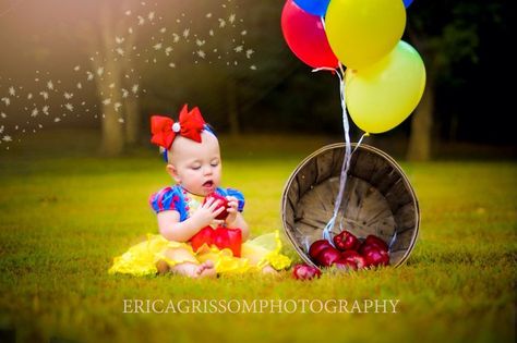 Snow White Theme Photoshoot, Snow White Picture Ideas, Snow White First Birthday Photoshoot, Snow White Baby Photoshoot, Fairest One Of All Birthday, Snow White First Birthday Party, Snow White Photoshoot, Girl Birthday Ideas, White Photo Shoot