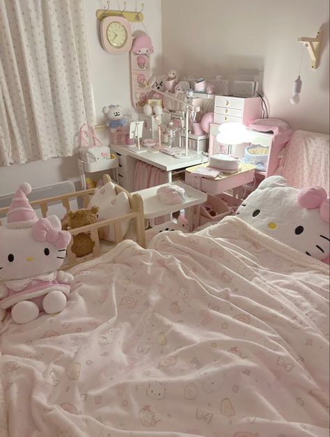 Room Inspo Sanrio, Shoujo Room Aesthetic, Wonyoungism Bedroom, Pink Wall Room Ideas, Bed Area Ideas, Sanrio Bedrooms, Wonyoungism Room, Bedroom Inspo Pink, Dollette Room