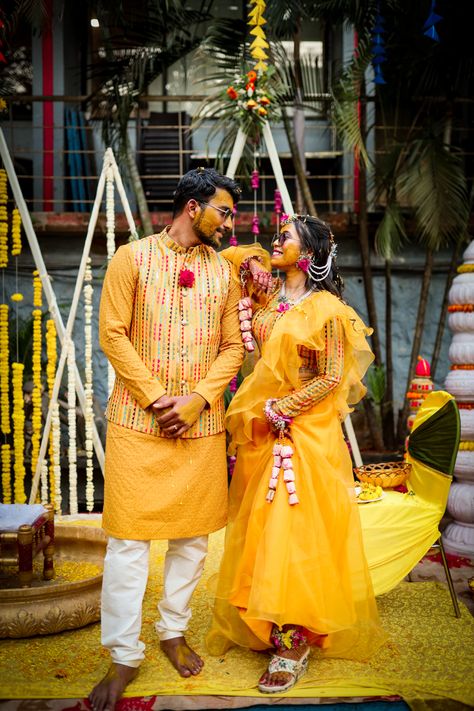 Haldi Pose, Haldi Shoot, Haldi Outfit For Bride, Hindu Wedding Decorations, 2 States, Ceremony Outfit, Haldi Ceremony Outfit, Haldi Outfits, Haldi Outfit